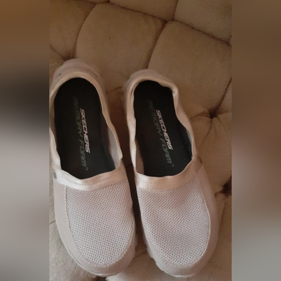 Skechers memory foam size 7 - Picture 2 of 4